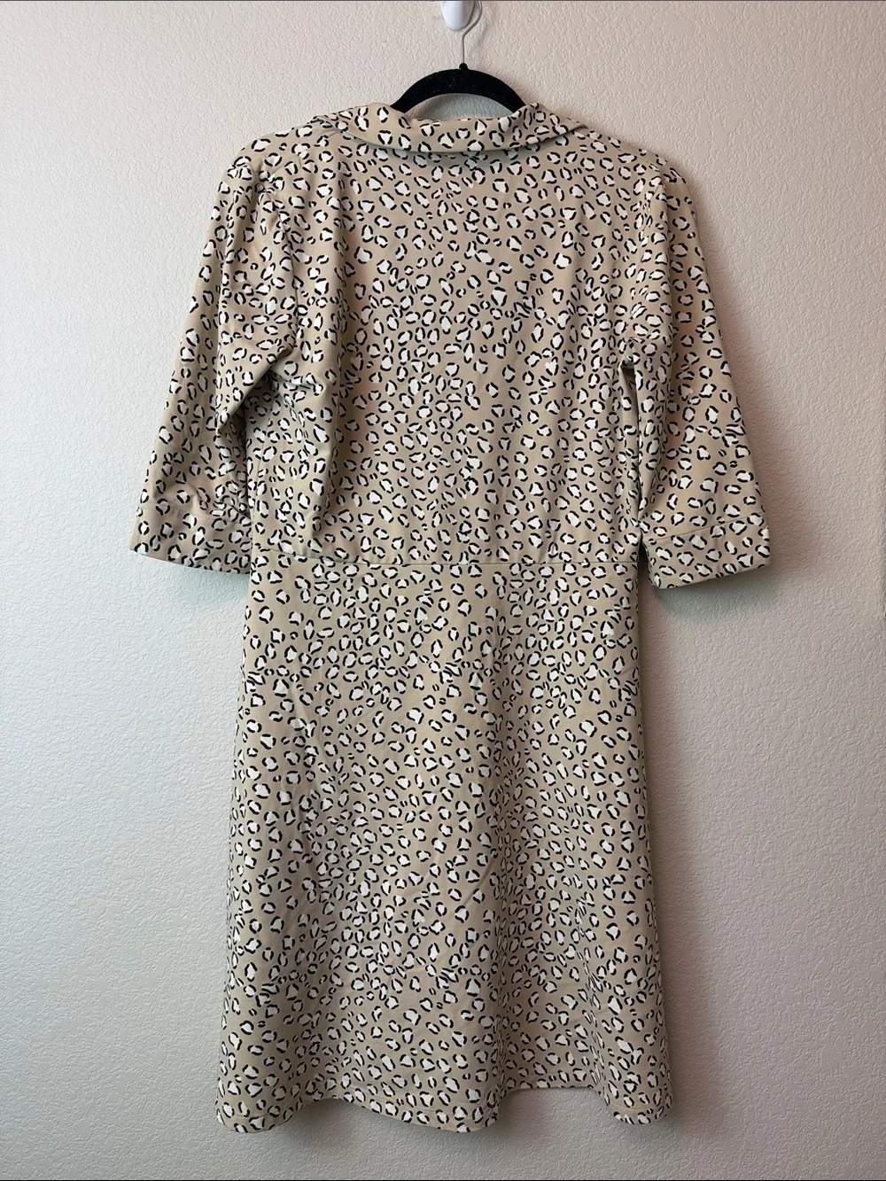 J McLaughlin Beige Leopard Print V-Neck‎ Long Sleeve Dress Size Medium